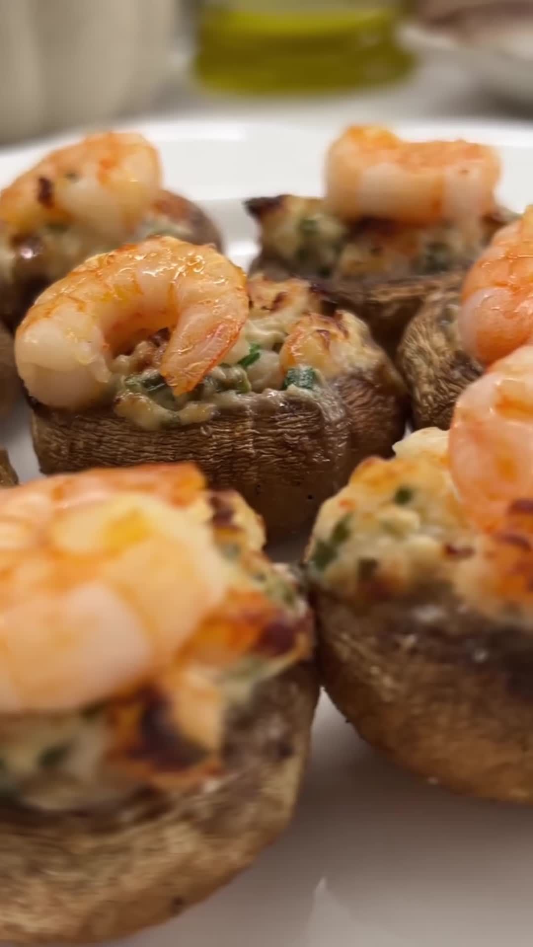 Шампиньоны, фаршированные креветками и сливочным сыром