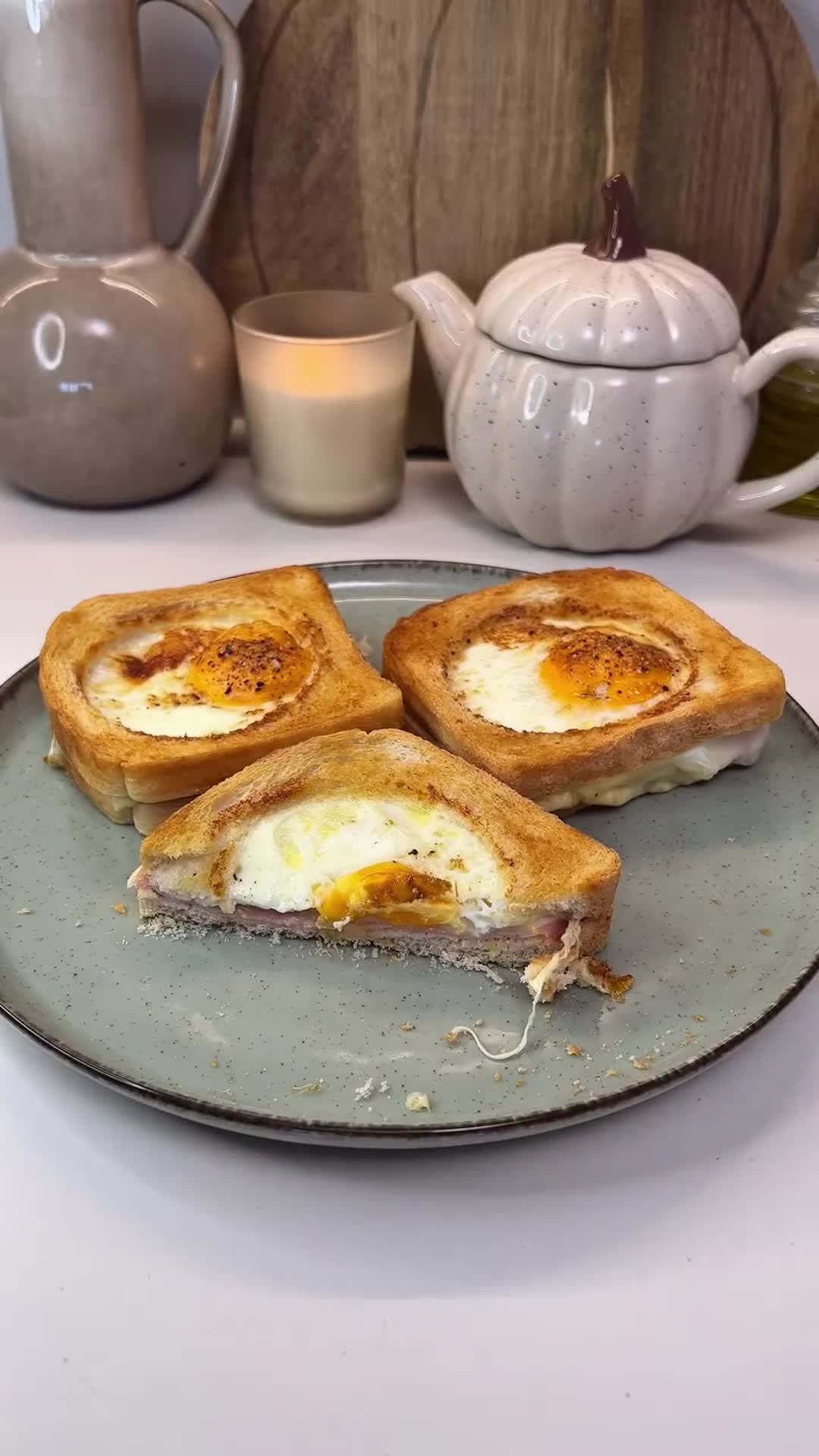 Горячие тосты с ветчиной, сыром и яйцом
