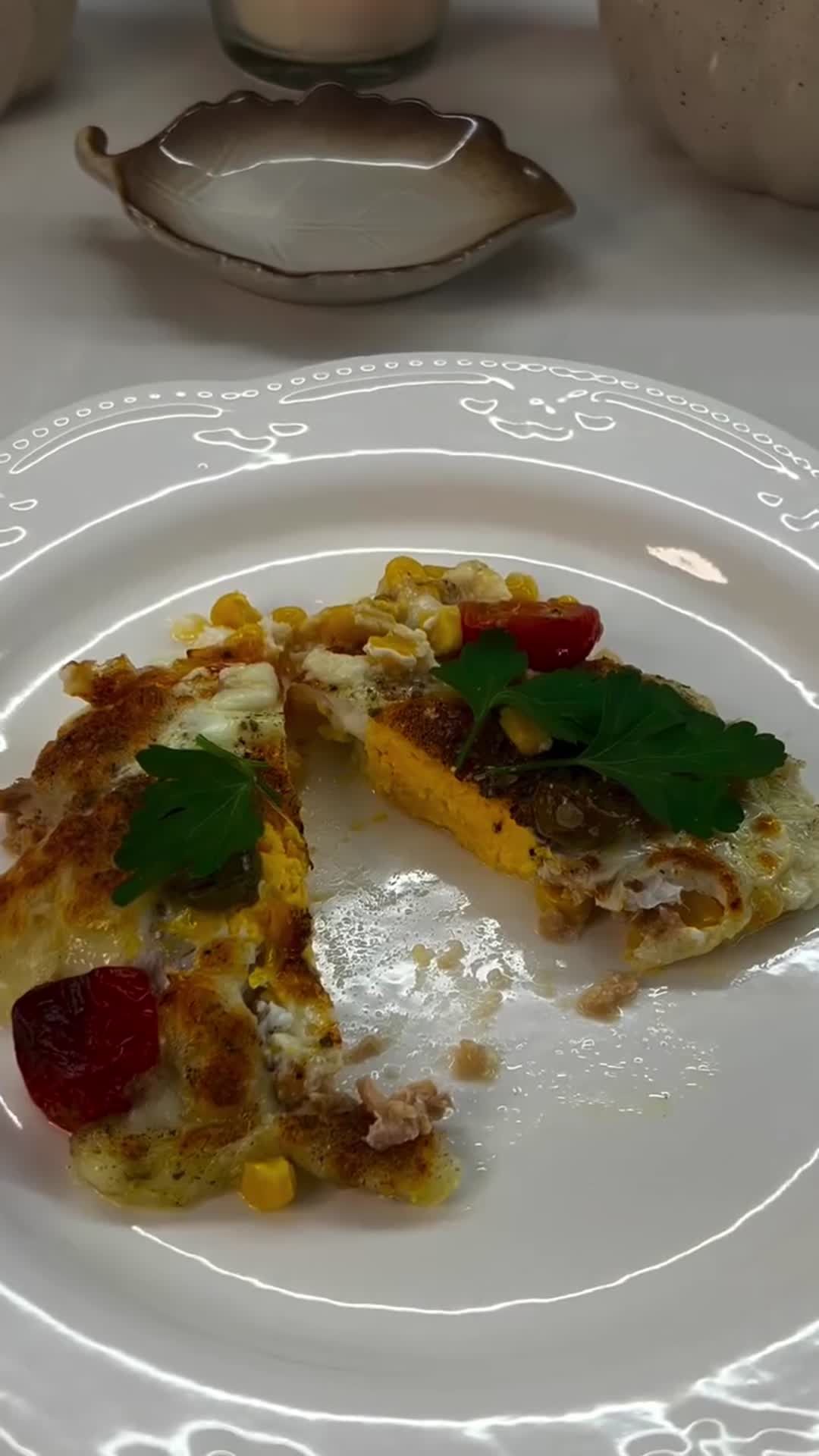 Белковый завтрак с тунцом, кукурузой и яйцом