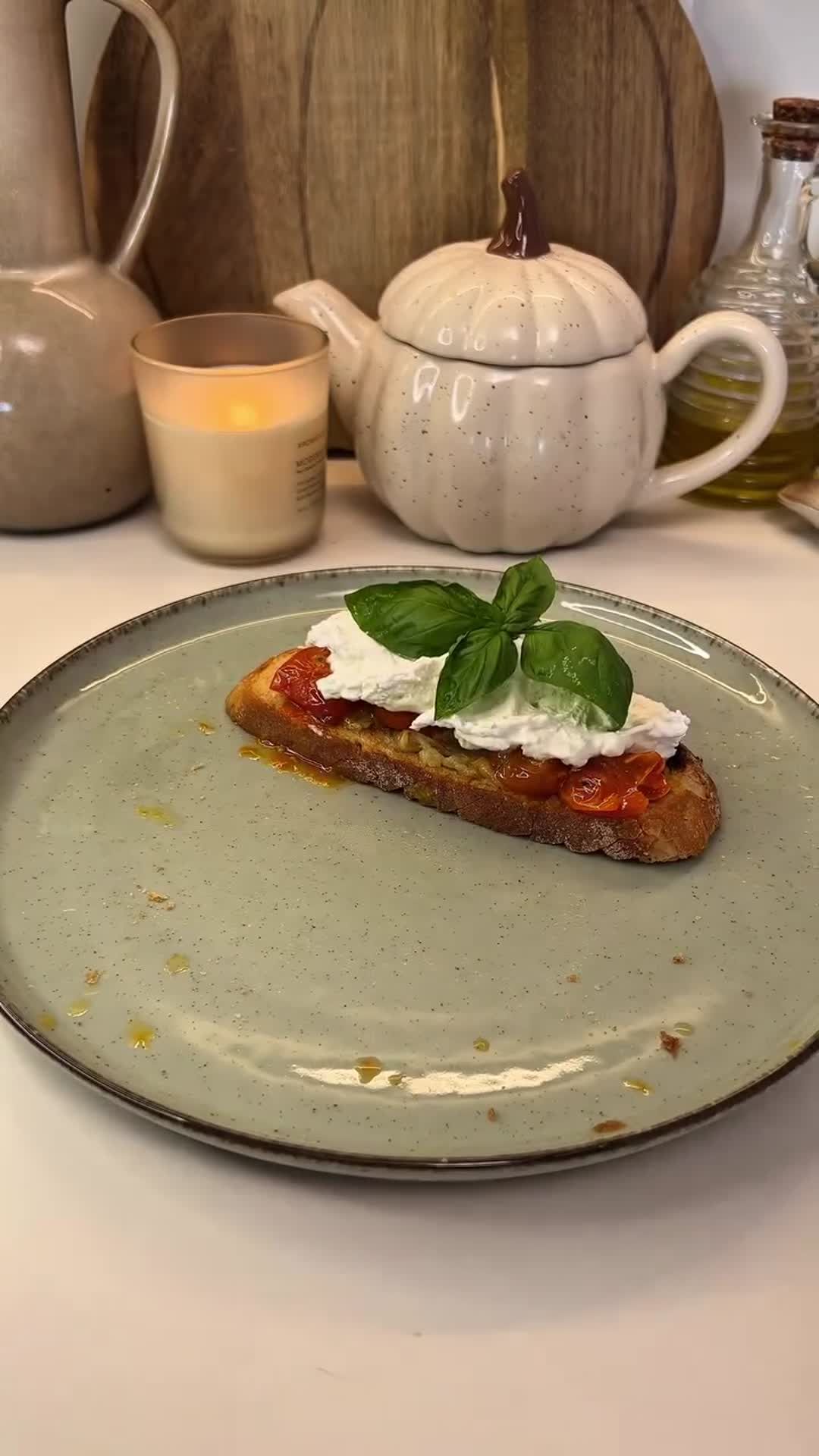 Брускетта с томлёными черри, чесноком и бурратой