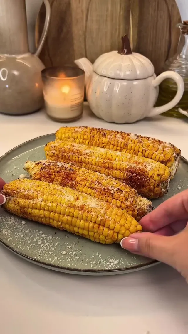 Кукуруза с маслом, паприкой и пармезаном