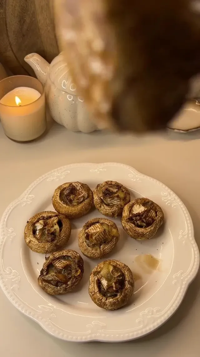Шампиньоны с камамбером и грецкими орехами
