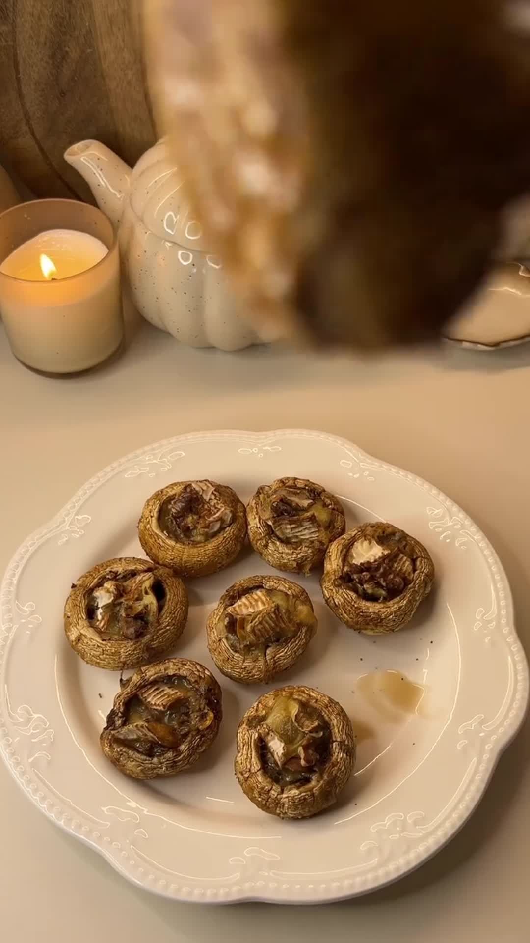 Шампиньоны с камамбером и грецкими орехами