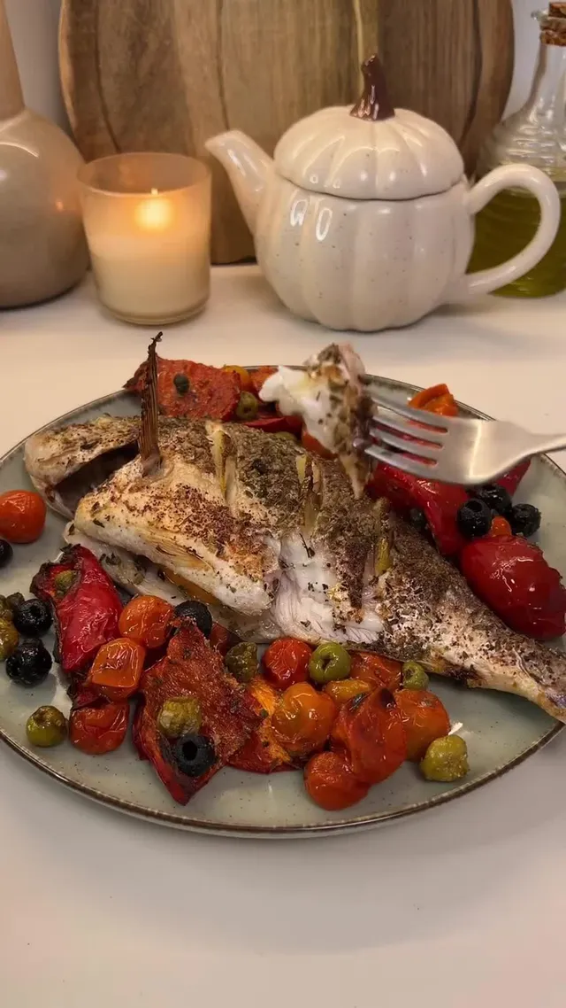 Дорада с оливками и печёным перцем