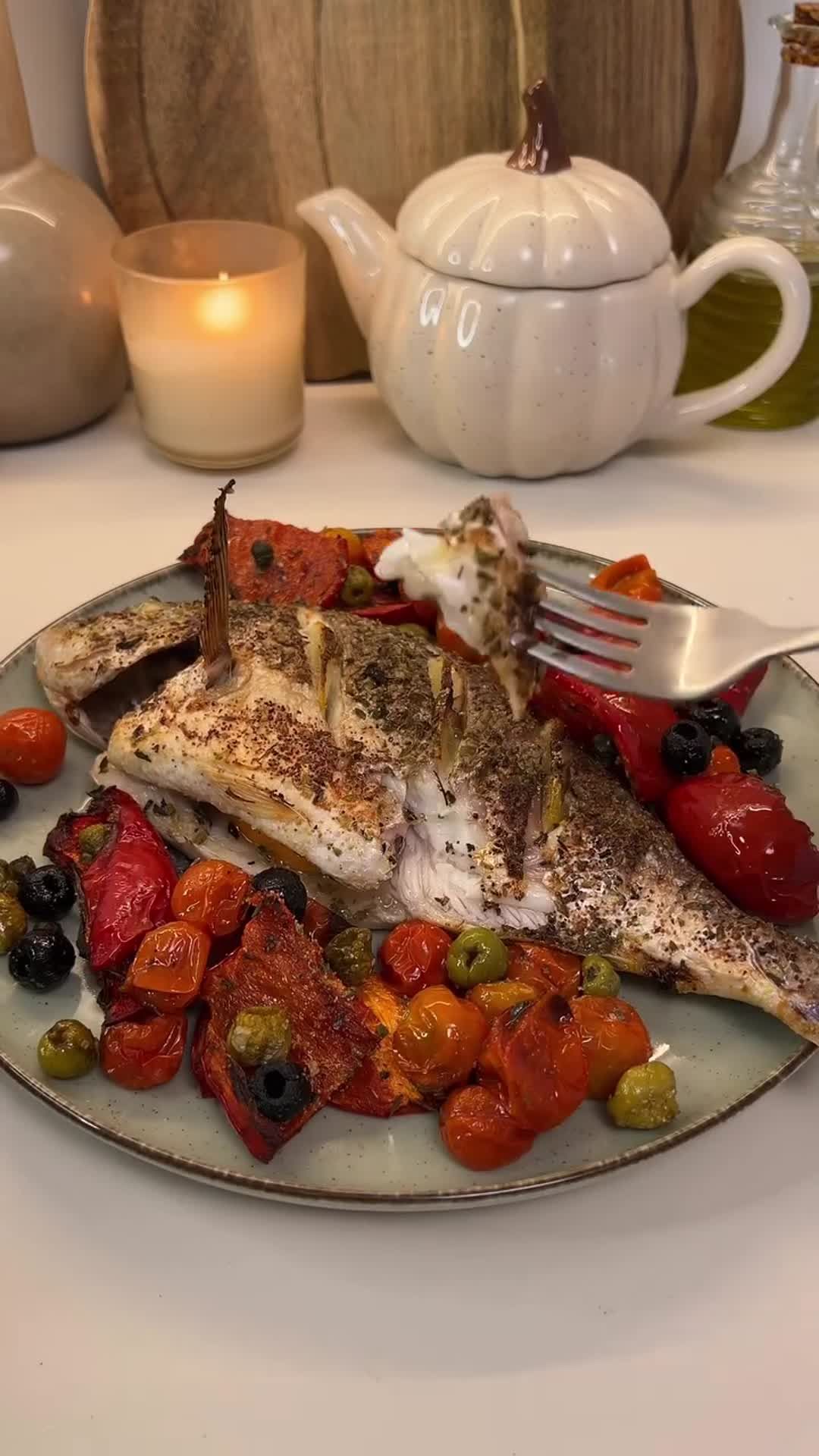 Дорада с оливками и печёным перцем