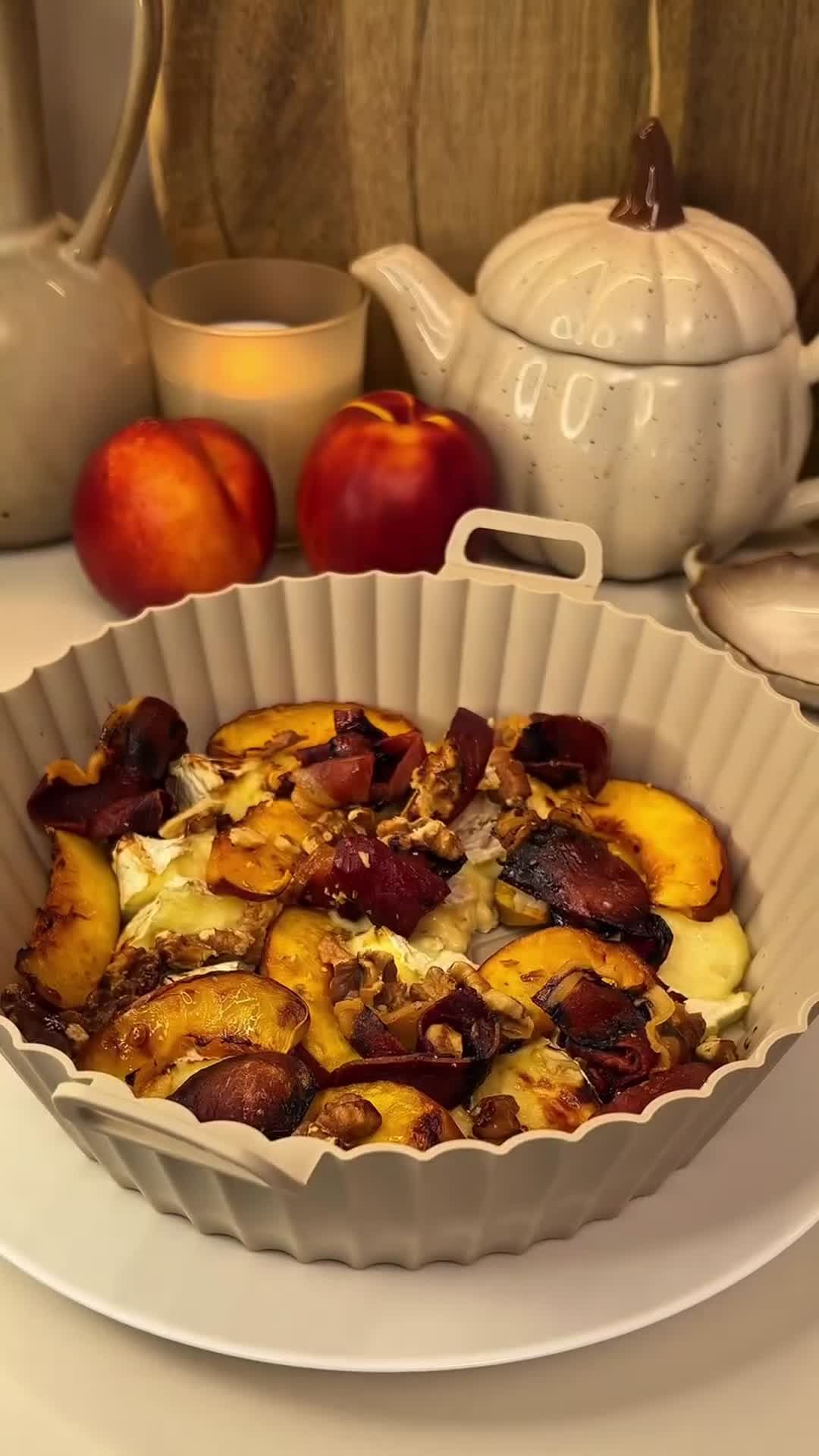 Камамбер с персиками, прошутто и мёдом