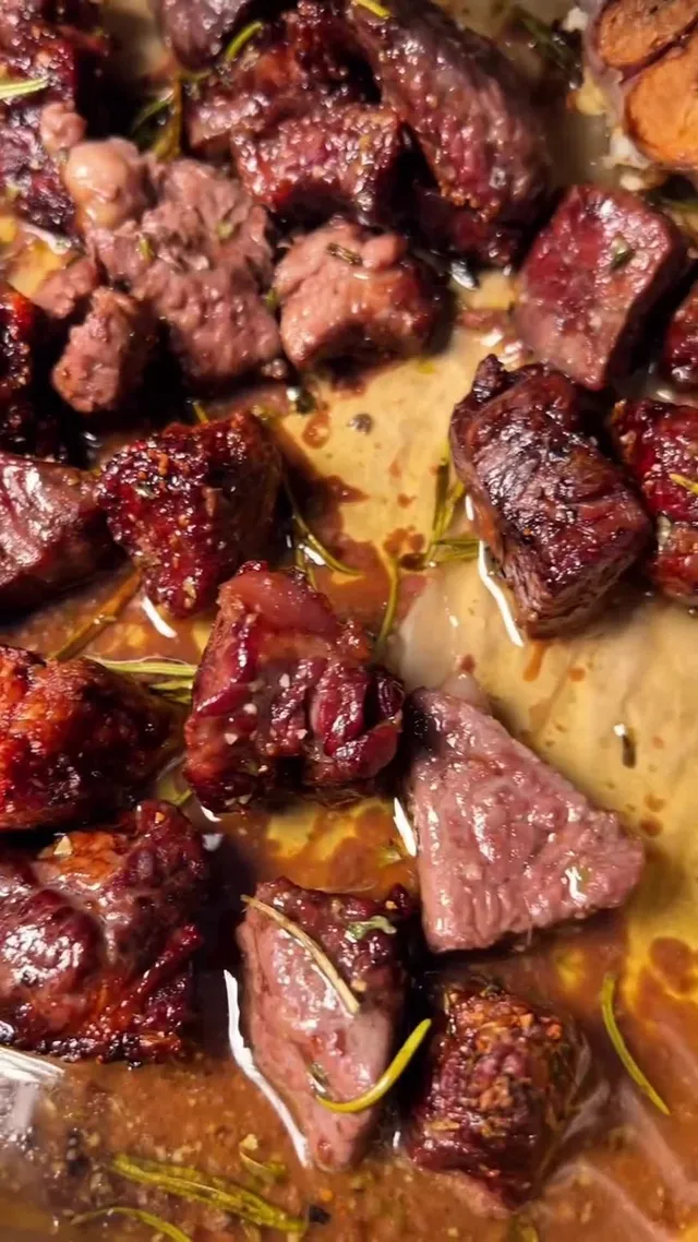 Говядина кусочками с чесноком и розмарином