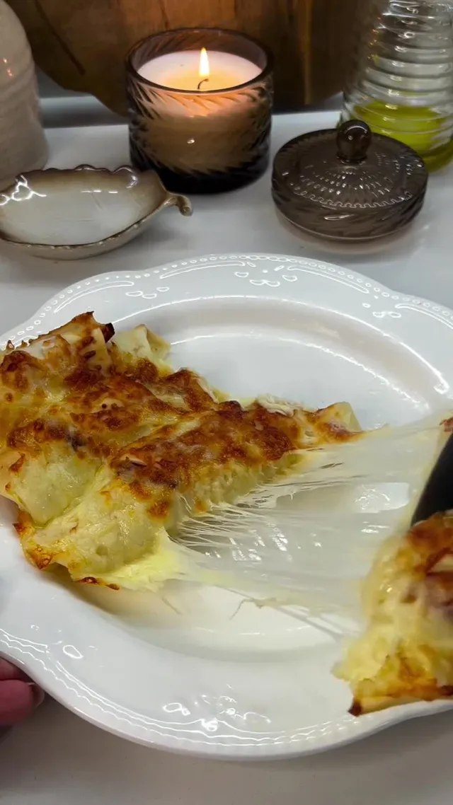 Слоёные рулетики с ветчиной под сырной корочкой