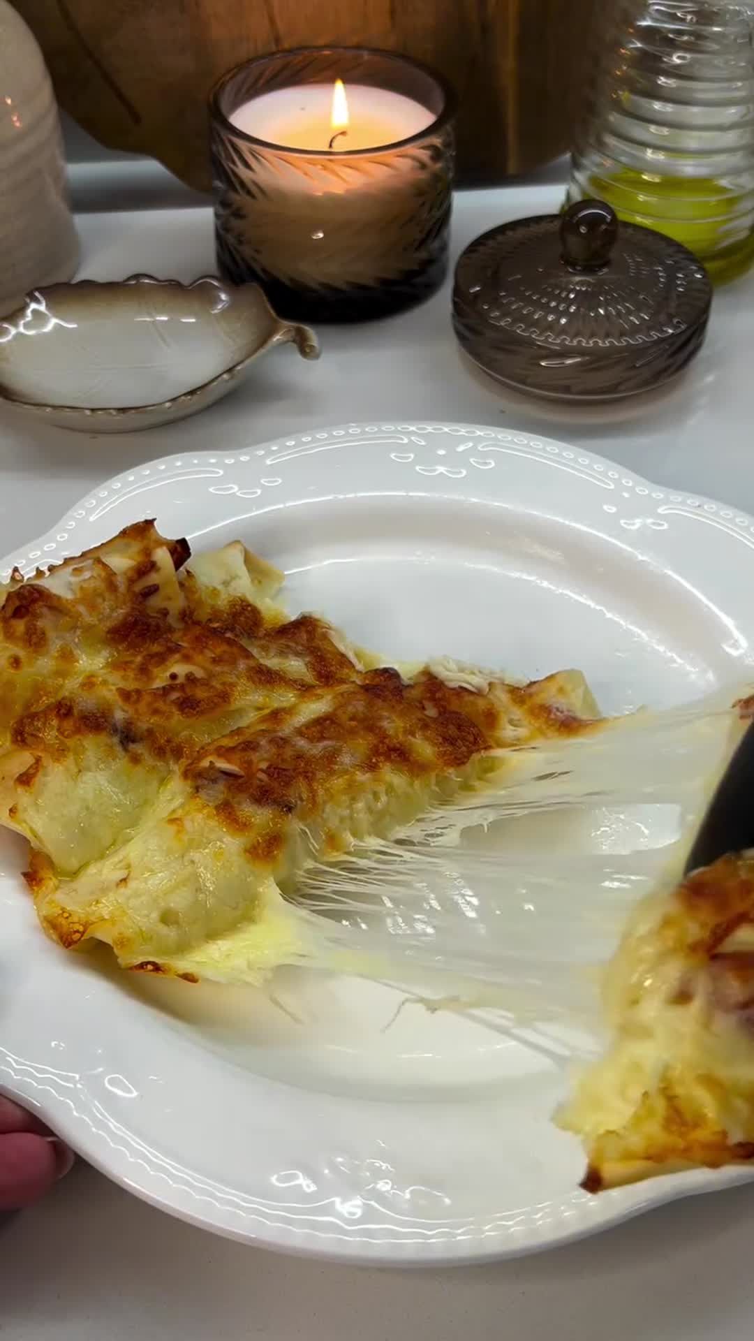 Слоёные рулетики с ветчиной под сырной корочкой