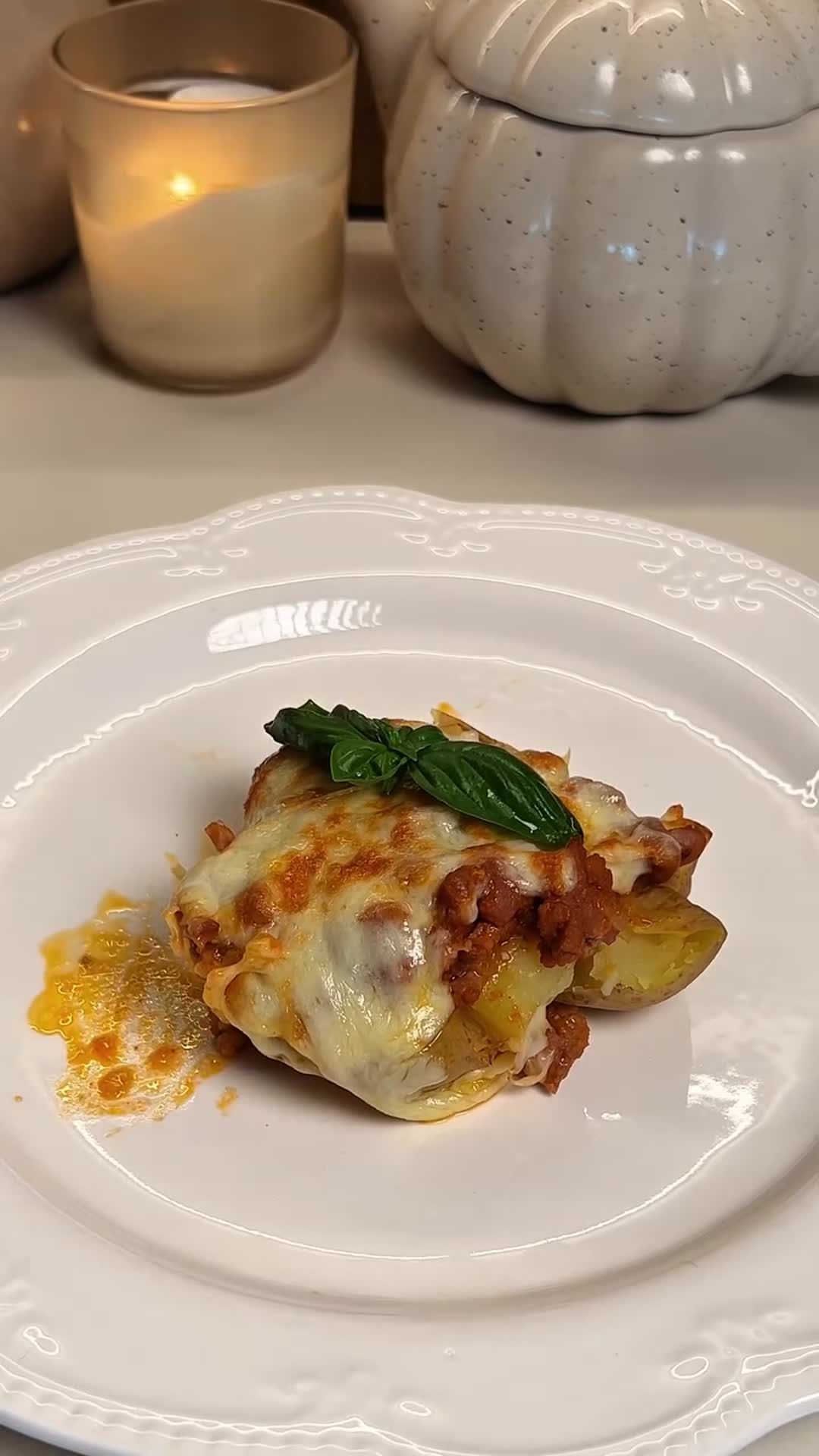 Картофель с мясным соусом и сыром