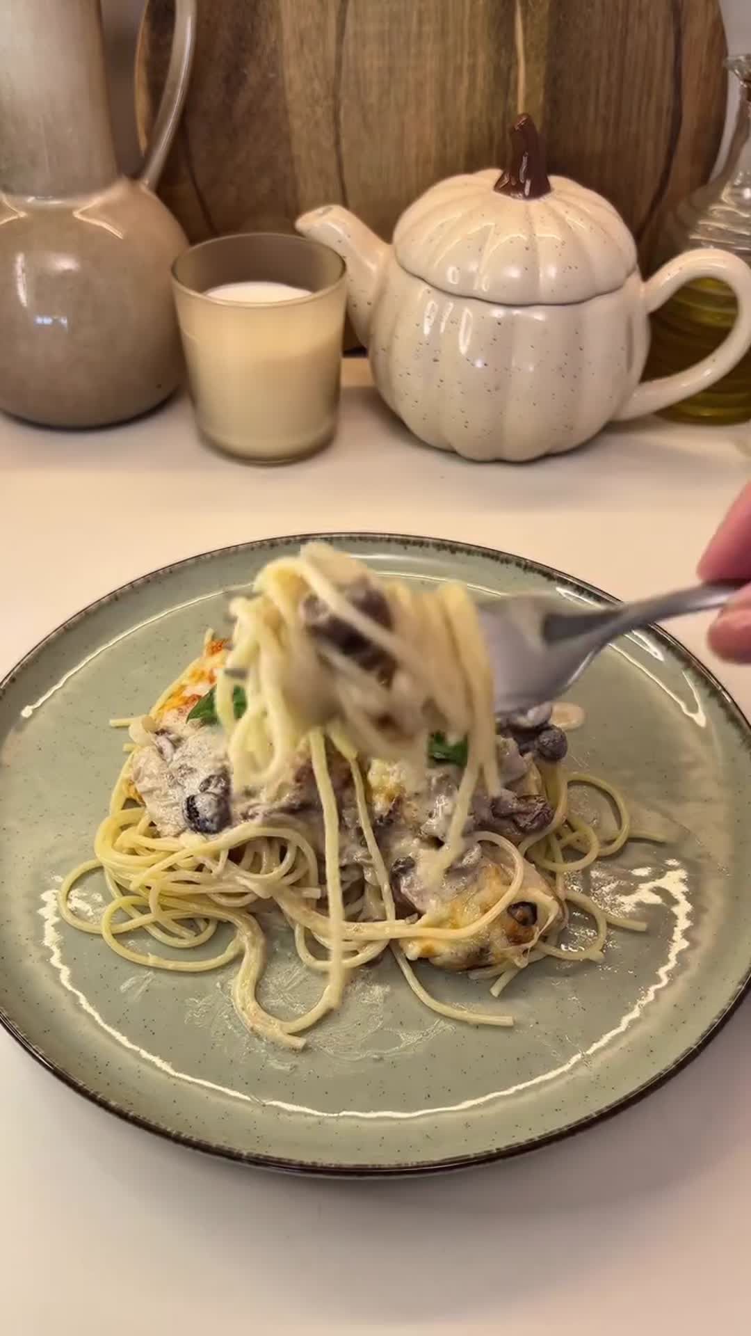 Курица с грибами и луком в сливочном соусе