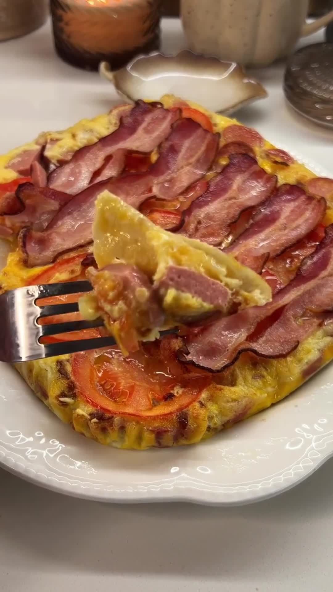 Пирог-завтрак с сосисками, яйцом и беконом
