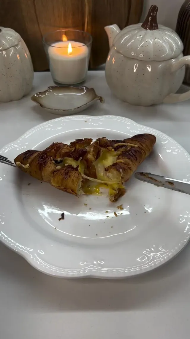 Круассаны с яйцом, луком и сыром