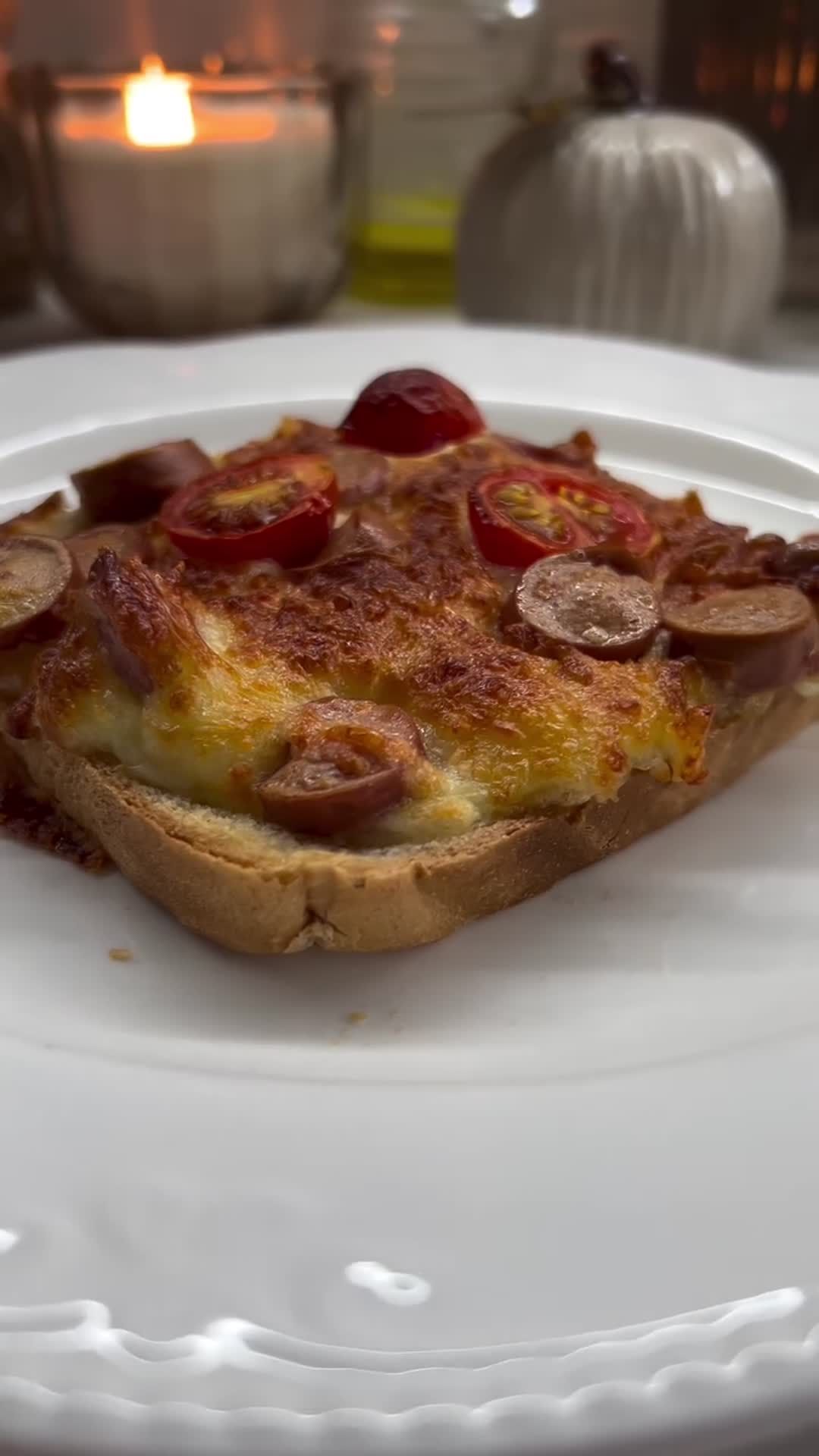 Тост-запеканка с сосисками и черри