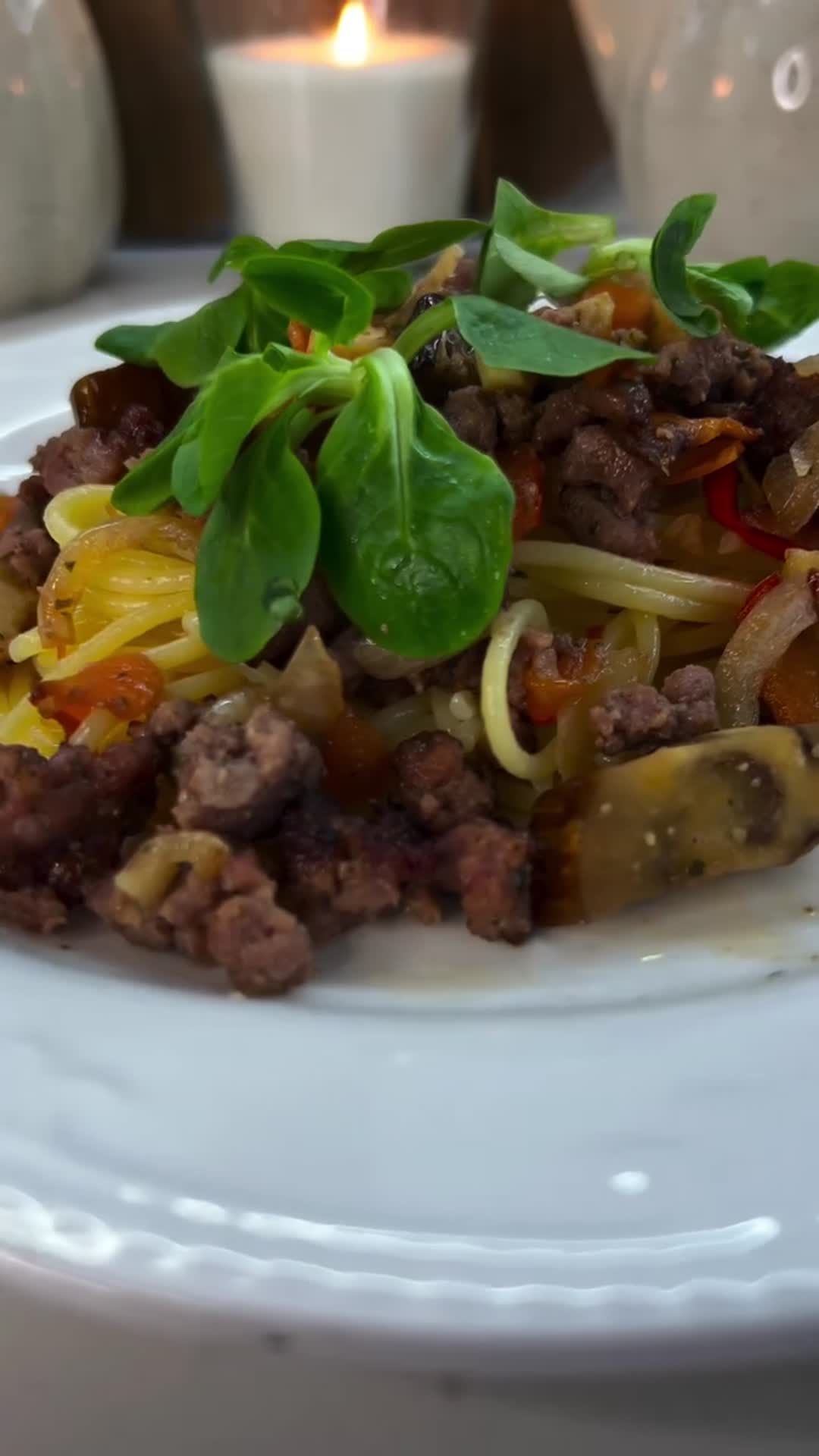 Фарш с баклажаном и перцем на спагетти