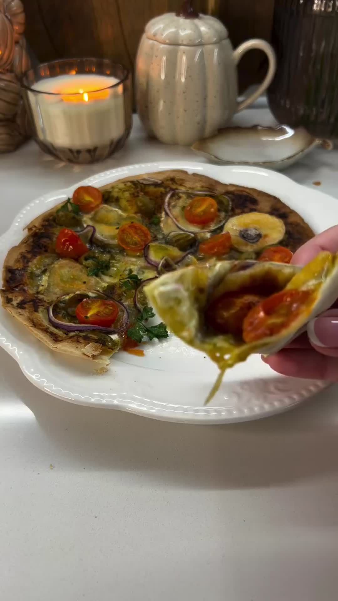 Мини-пицца с песто и козьим сыром