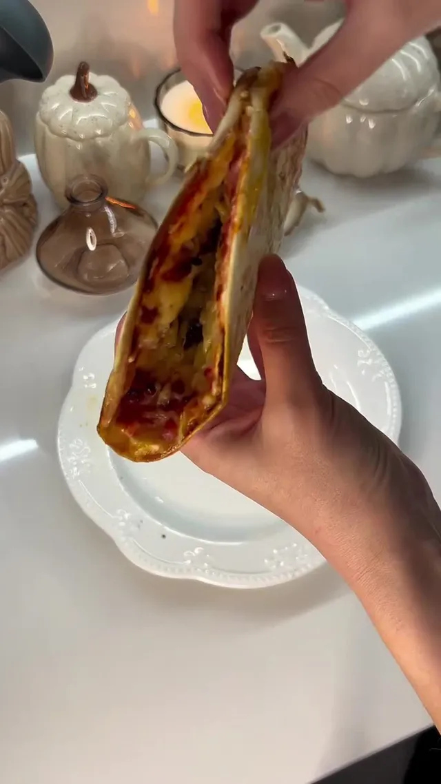 Тортилья с помидорным соусом, яйцом и ветчиной