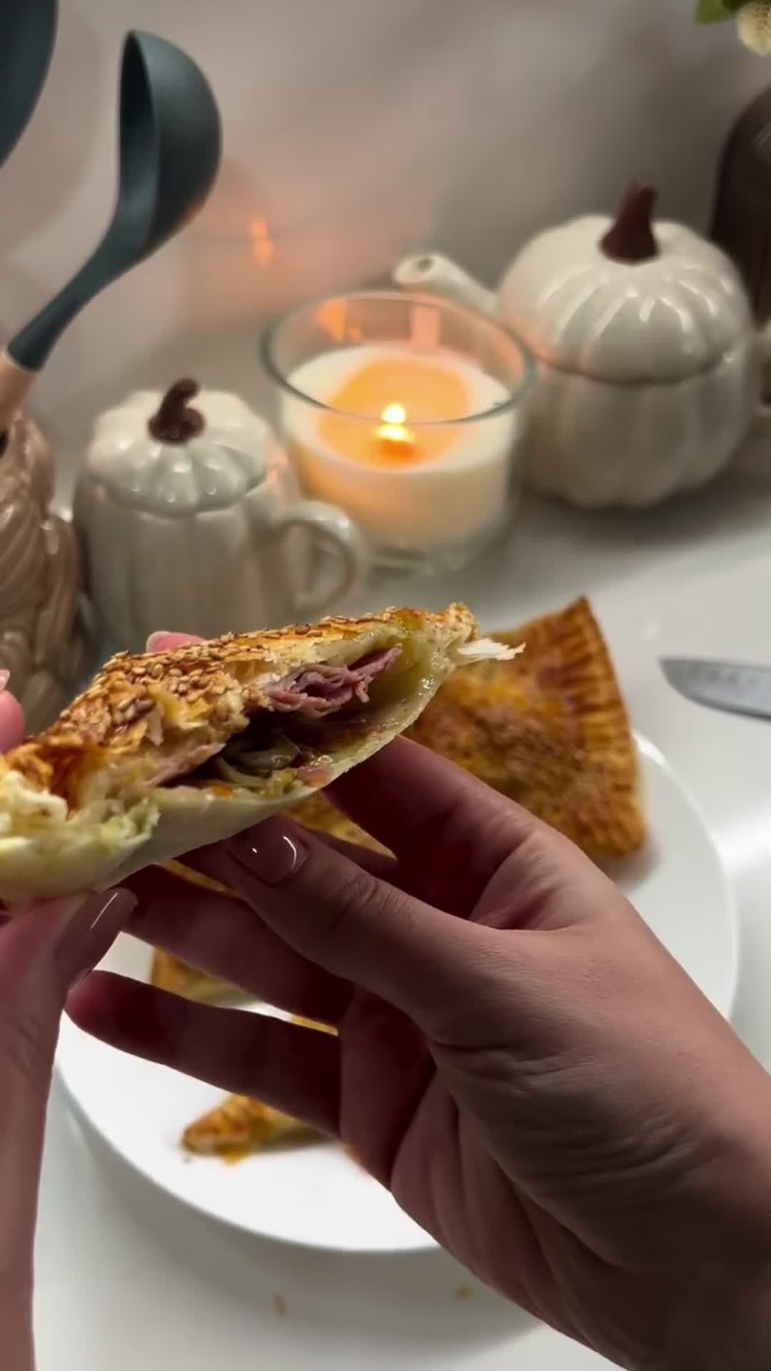 Порционные слойки с прошутто и песто