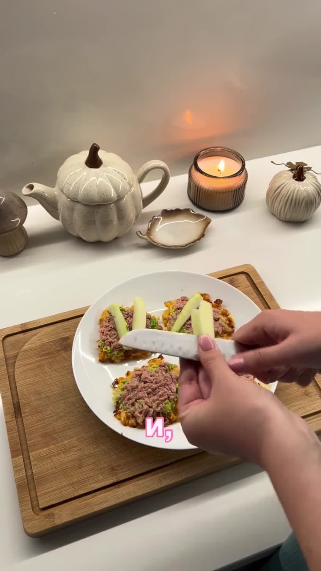 Кукурузно-сырные лепёшки с авокадо и тунцом