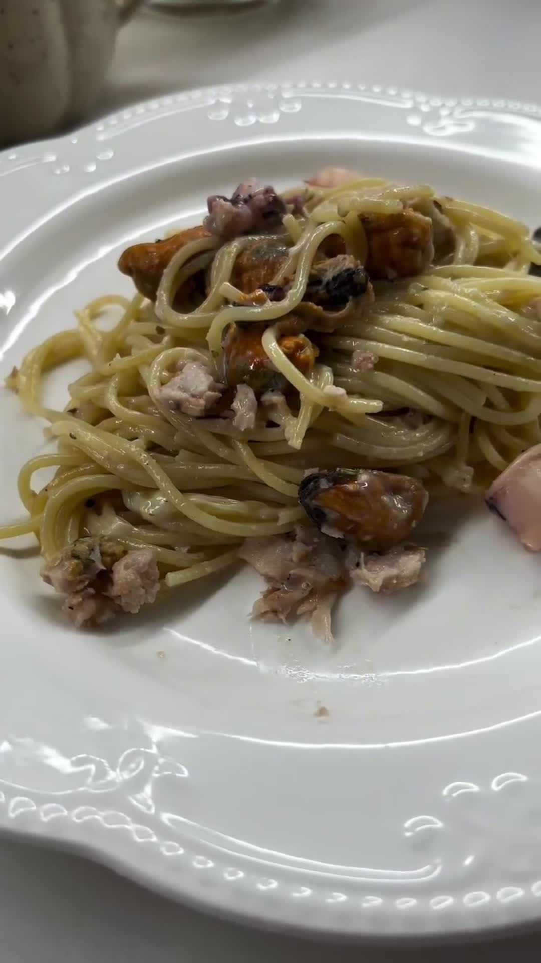Паста с морепродуктами в сливках под сыром