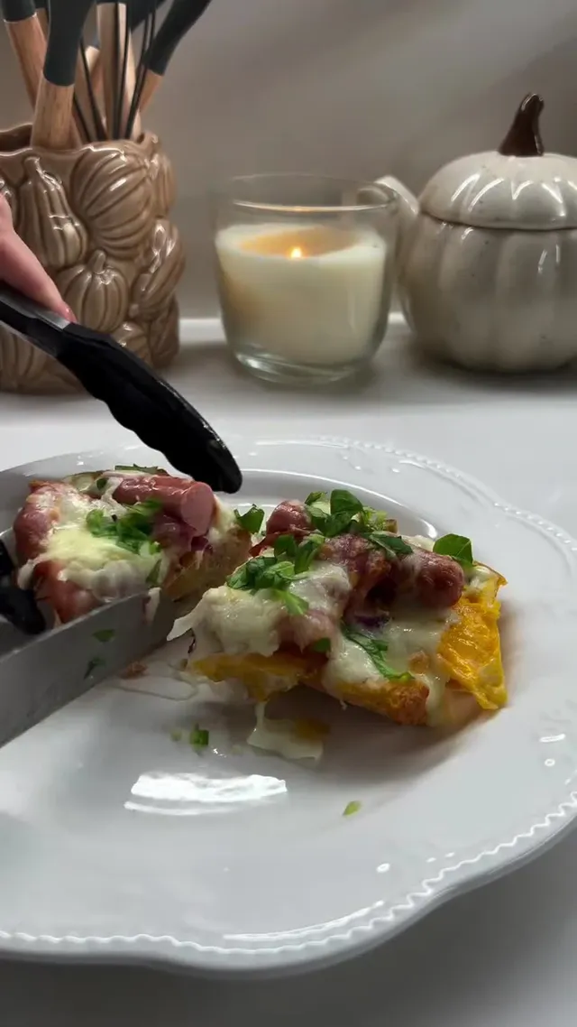 Багет с яичницей, сосиской и беконом