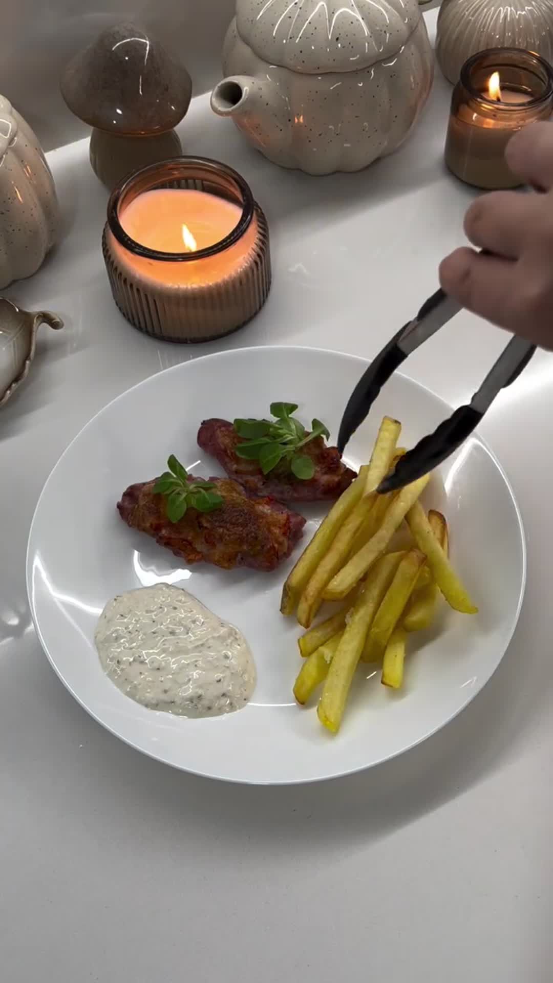 Колбаски-лодочки с помидорами и сыром