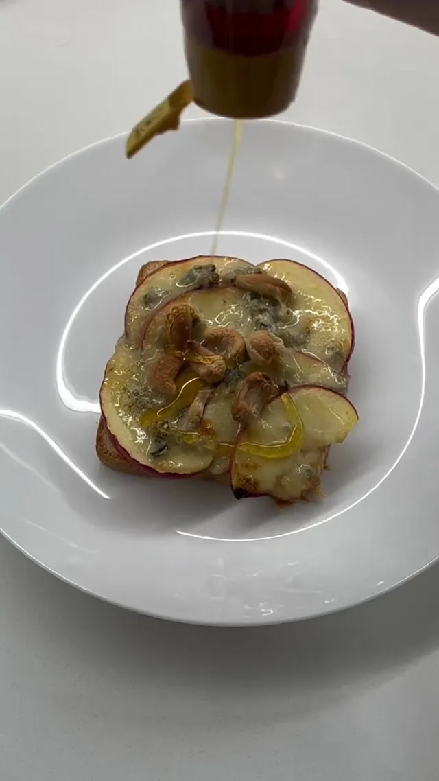 Тост с горгонзолой, яблоком и кешью