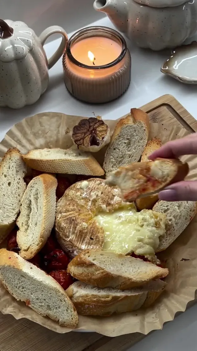 Запечённый камамбер с черри и багетом