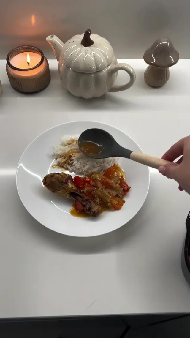 Куриные голени с перцем и помидорами