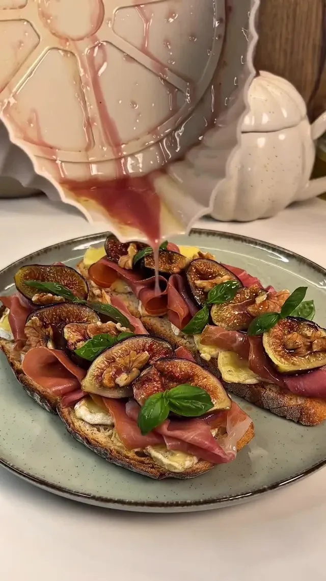Bruschetta with Figs, Prosciutto and Brie