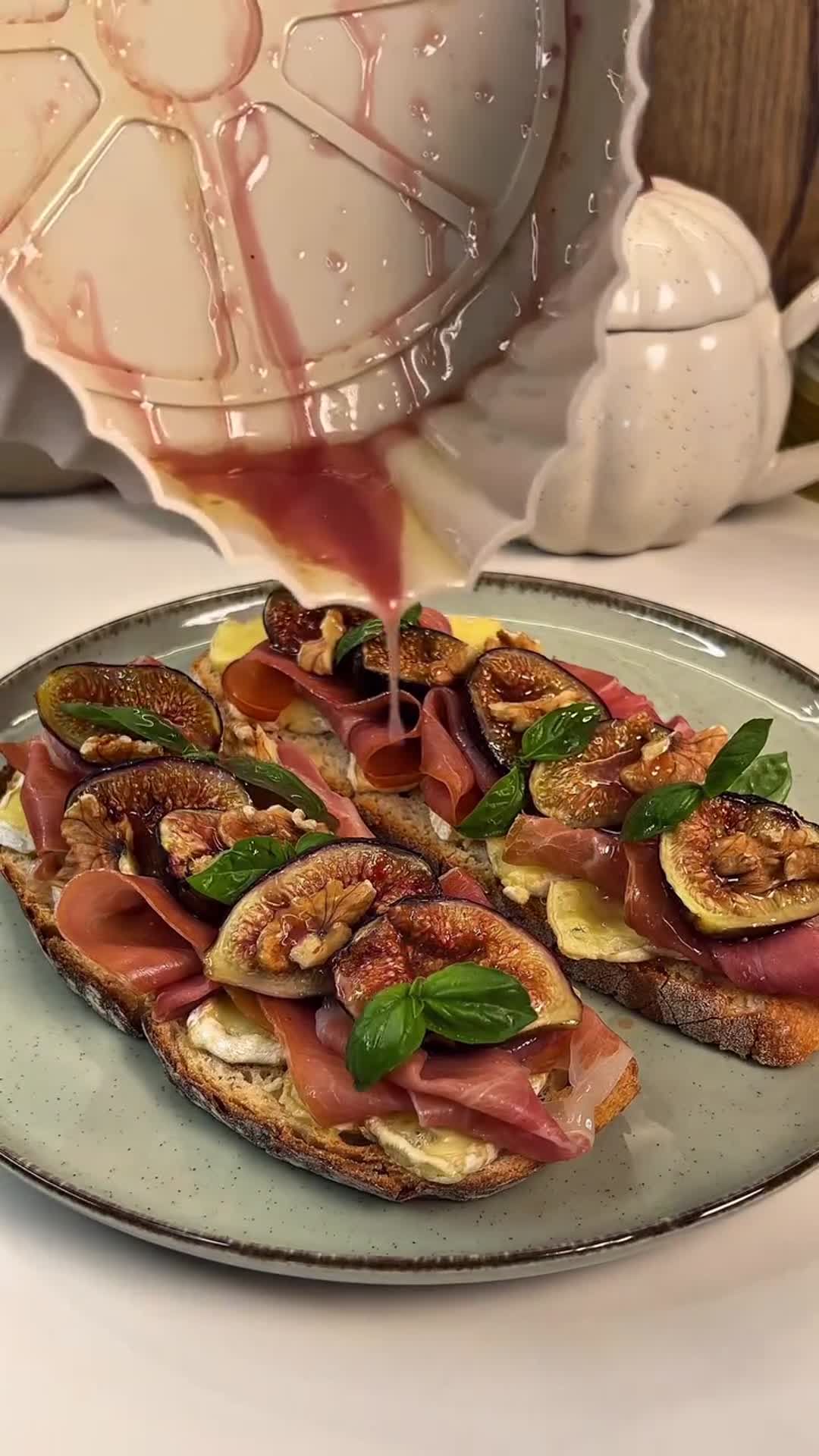 Bruschetta with Figs, Prosciutto and Brie