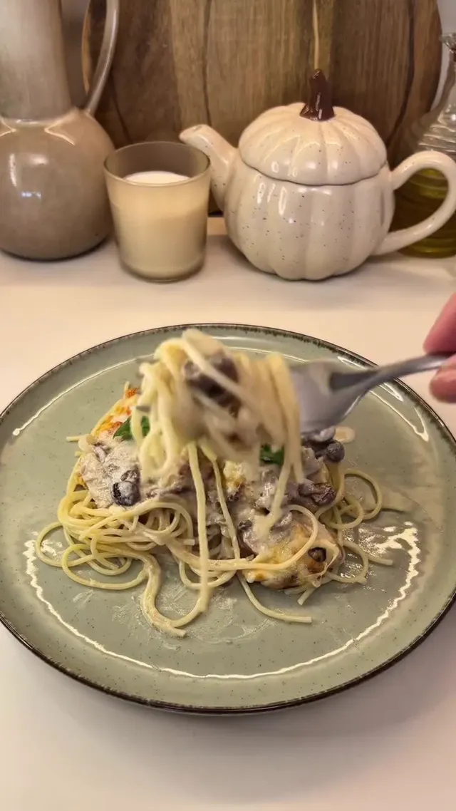 Chicken with Mushrooms and Onion in Cream Sauce