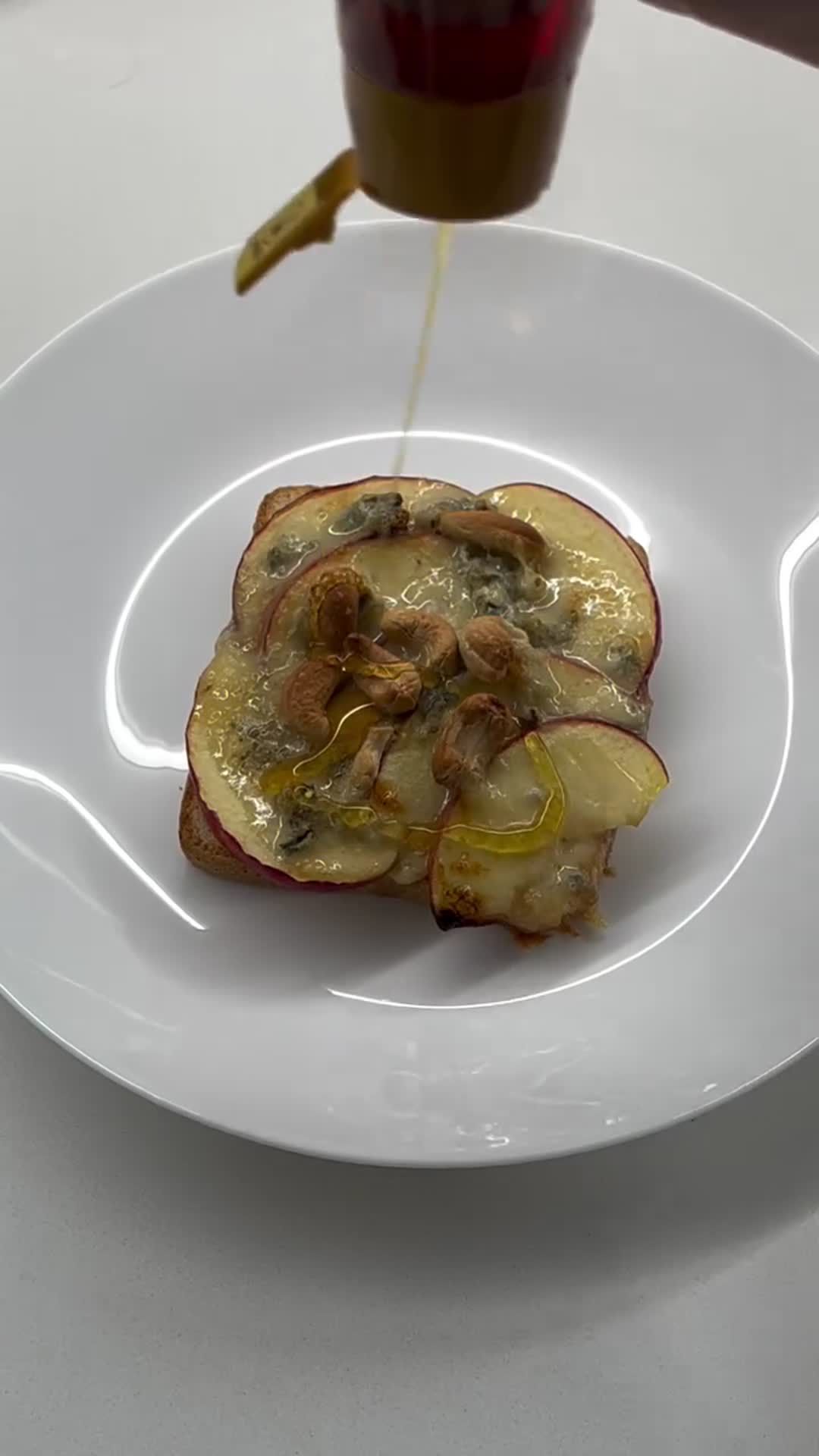 Toast with Gorgonzola, Apple and Cashews